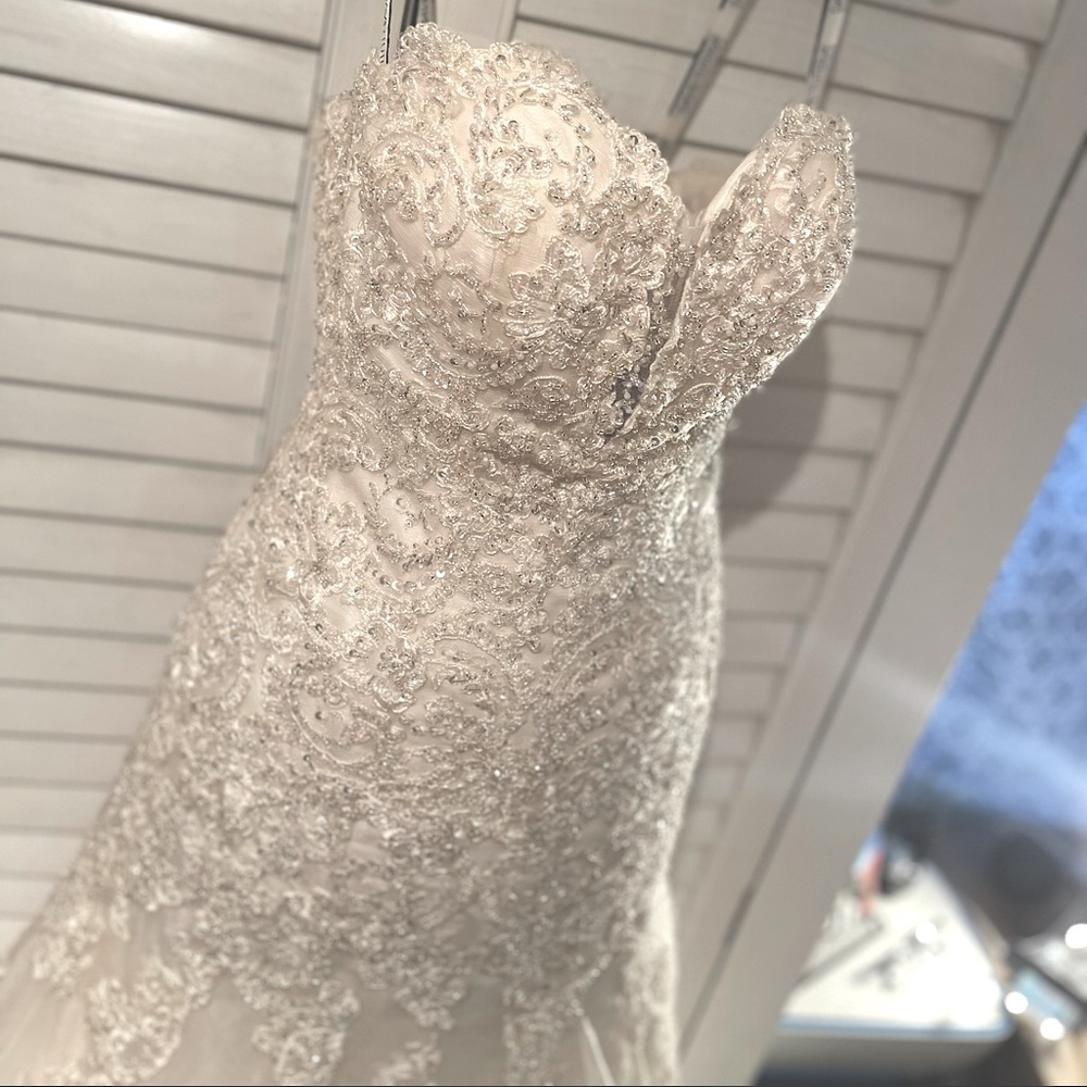 Original David Tutera Wedding Gown. Ivory White. Style # 114293. Size 2.